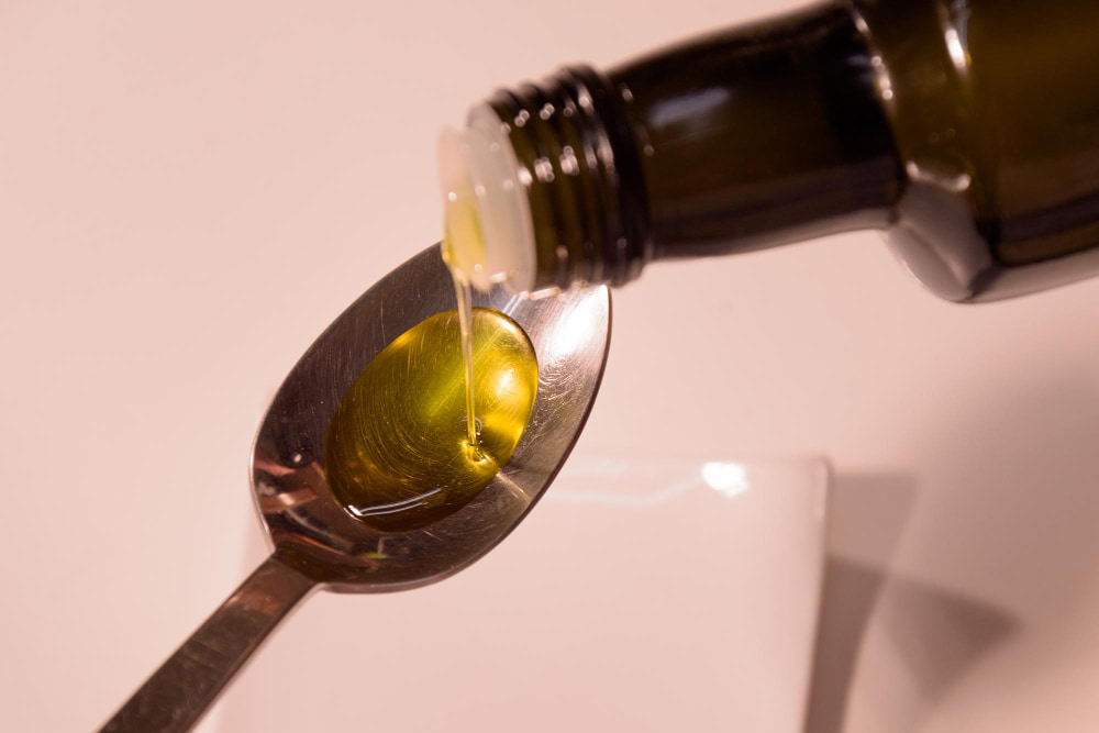 Oil pulling morning detox trick